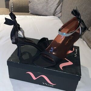BNWOT Nina Ricci “Reena” Luster Black Heel 3”